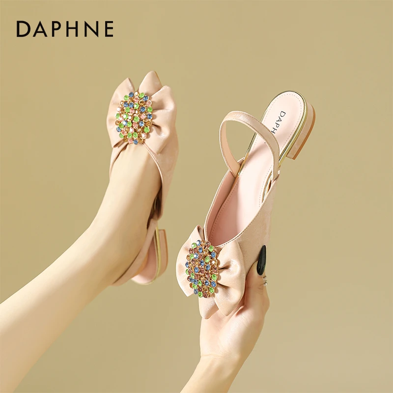 达芙妮彩钻蝴蝶结包头凉鞋女夏2025新款水钻平底一字扣带后空外穿