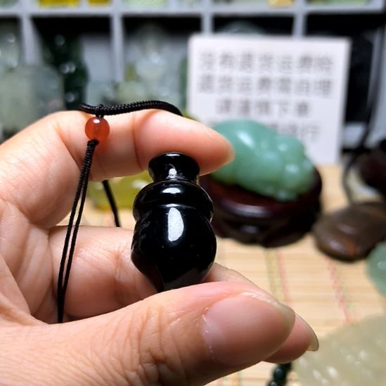 金***七未镶嵌蛇纹石玉颈饰