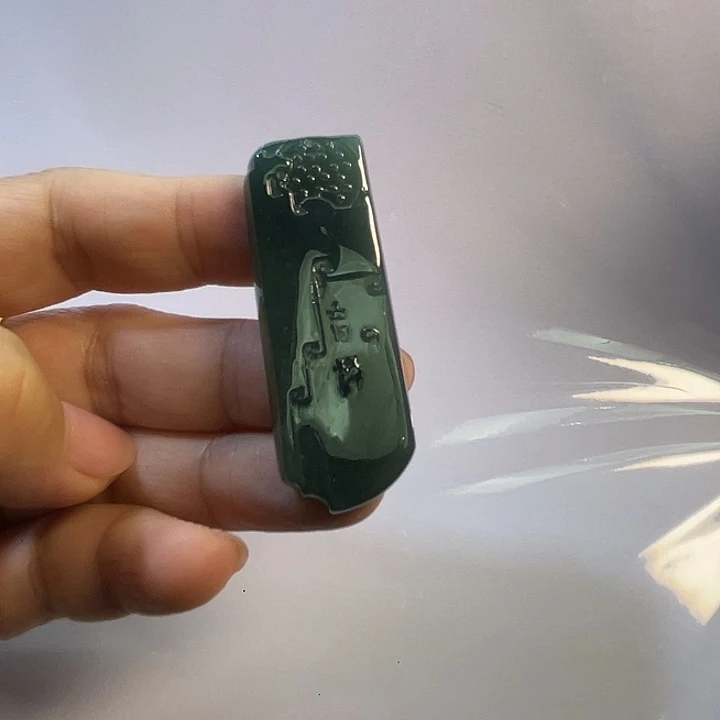 翡翠未镶嵌颈饰八破无事牌