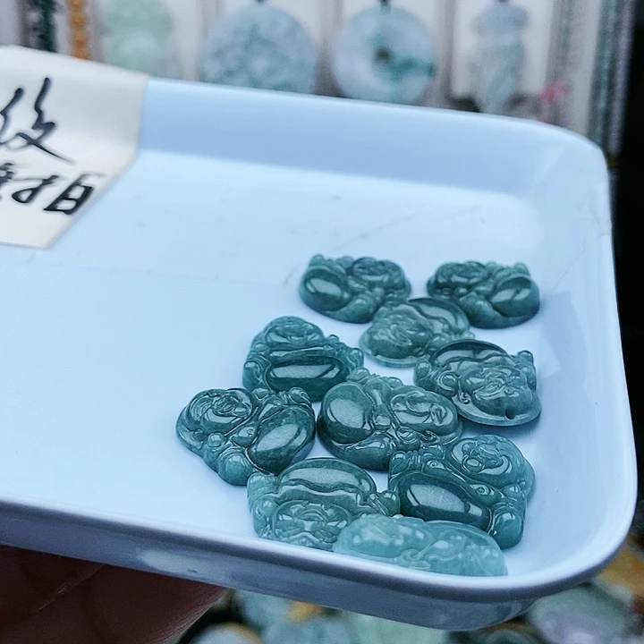 颈饰足铂镶嵌翡翠翡翠