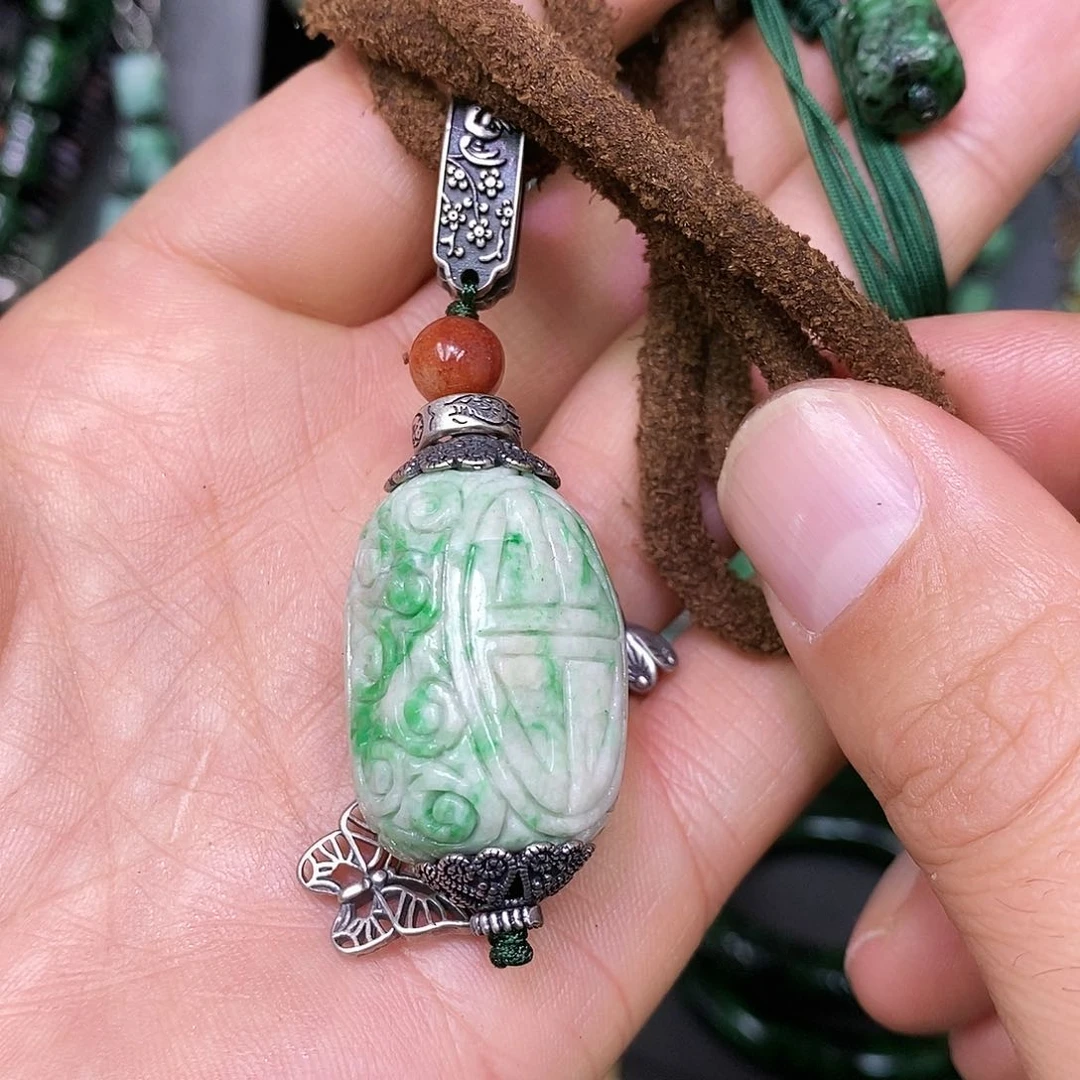 颈饰未镶嵌翡翠漂亮美眉