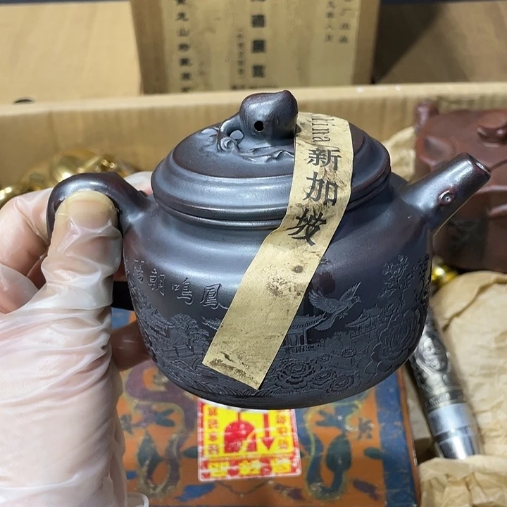 茶壶紫砂原矿泥料，纯手工制作的一把紫砂壶。