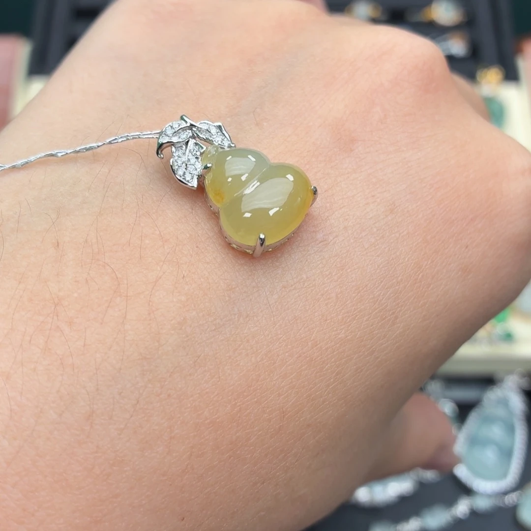 颈饰18K金镶嵌翡翠