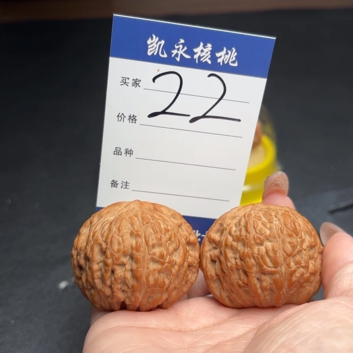 祥***哥桃核吊坠泥鳅背狮子头
