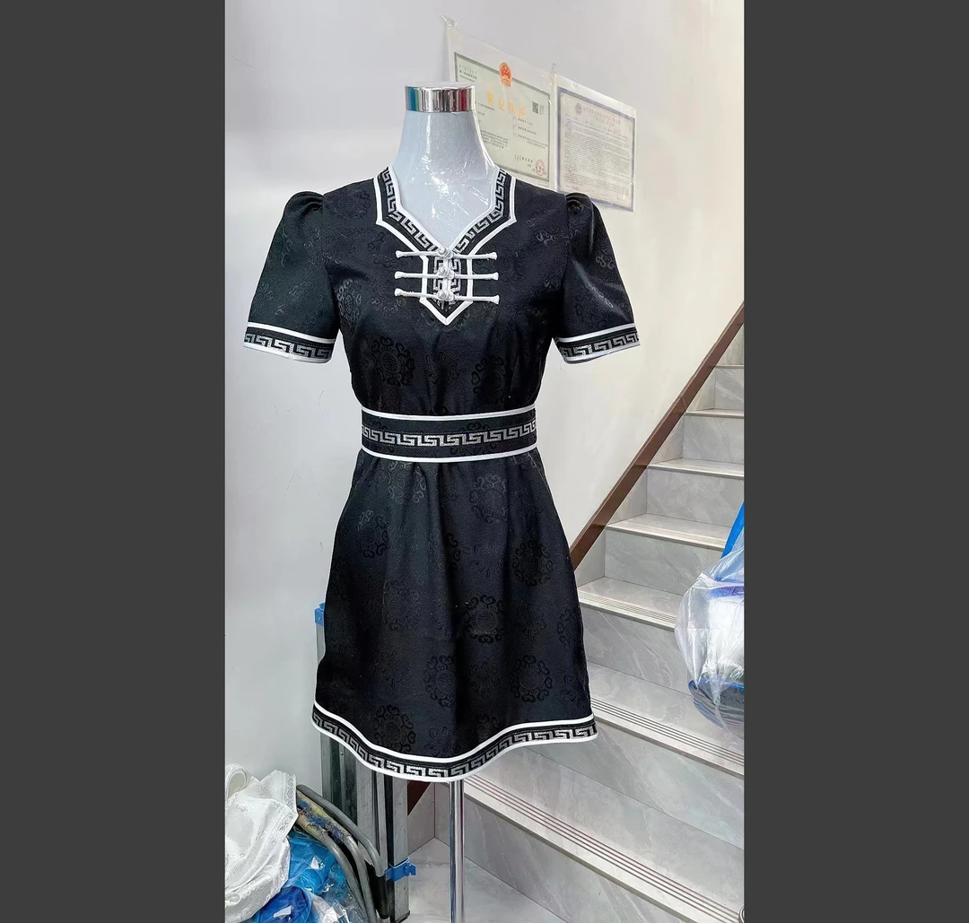 顺体三扣子盖臀款裙子