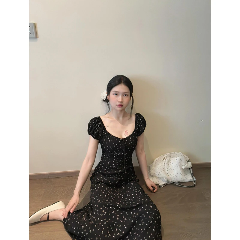 黑色方领碎花泡泡袖连衣裙女夏季新款休闲度假风收腰显瘦a字长裙