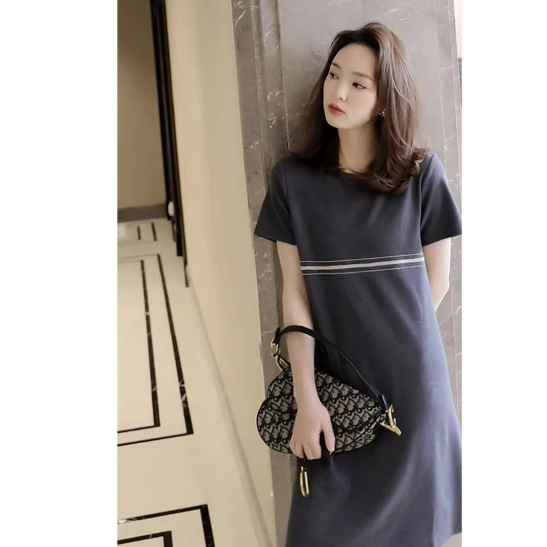 25年夏季新款蛇骨纹刺绣灰色连衣裙女圆领休闲短袖直筒T恤时尚裙