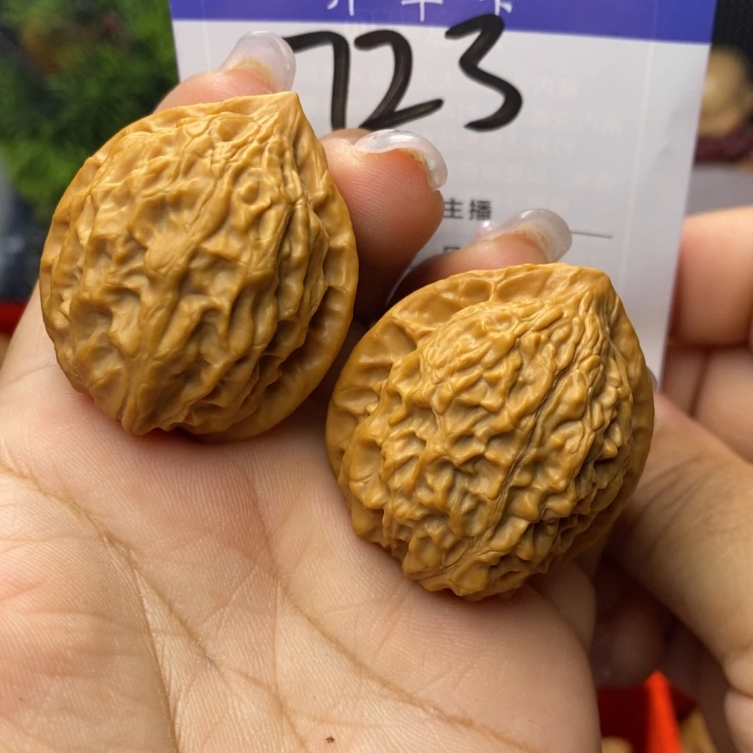 文玩核桃吊坠金牛。边35。微修