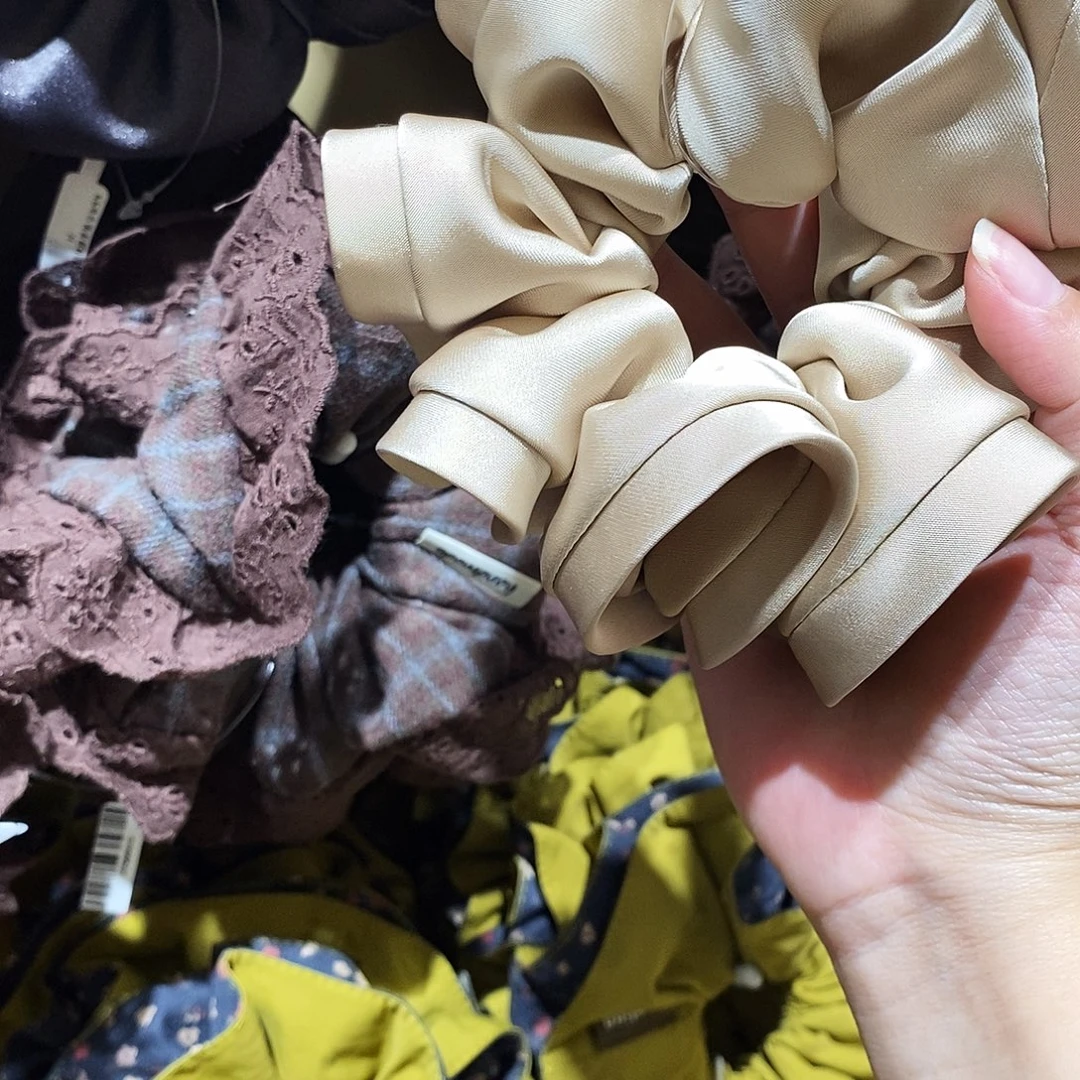 布艺非金属米色露丝发圈