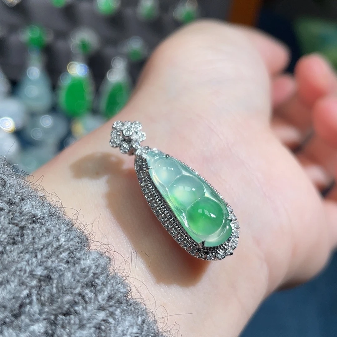 翡翠18K金镶嵌颈饰福豆