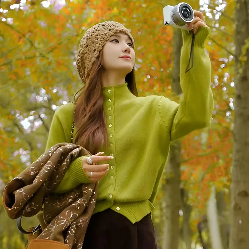 复古绿色立领单排扣毛衣开衫女2025新款秋季慵懒高级感超好看上衣