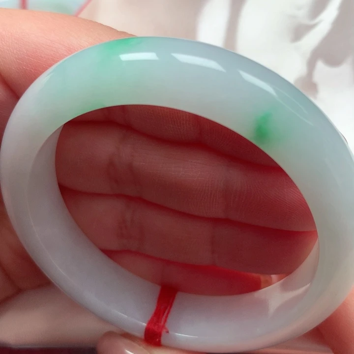 翡翠手镯未镶嵌白底青1