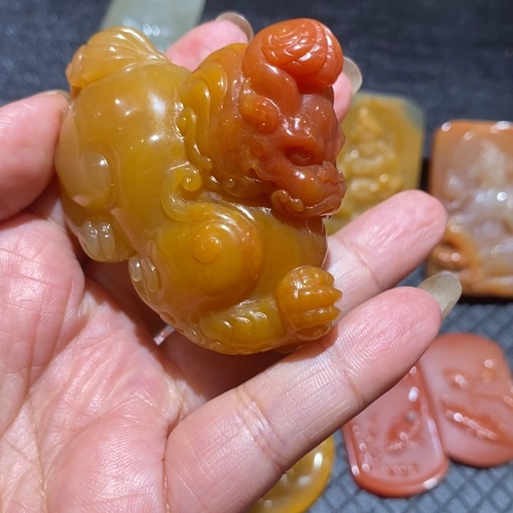 未镶嵌石英质玉（黄龙玉）颈饰