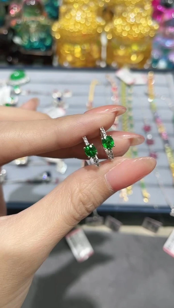 18K金镶嵌天然沙弗莱耳饰耳扣