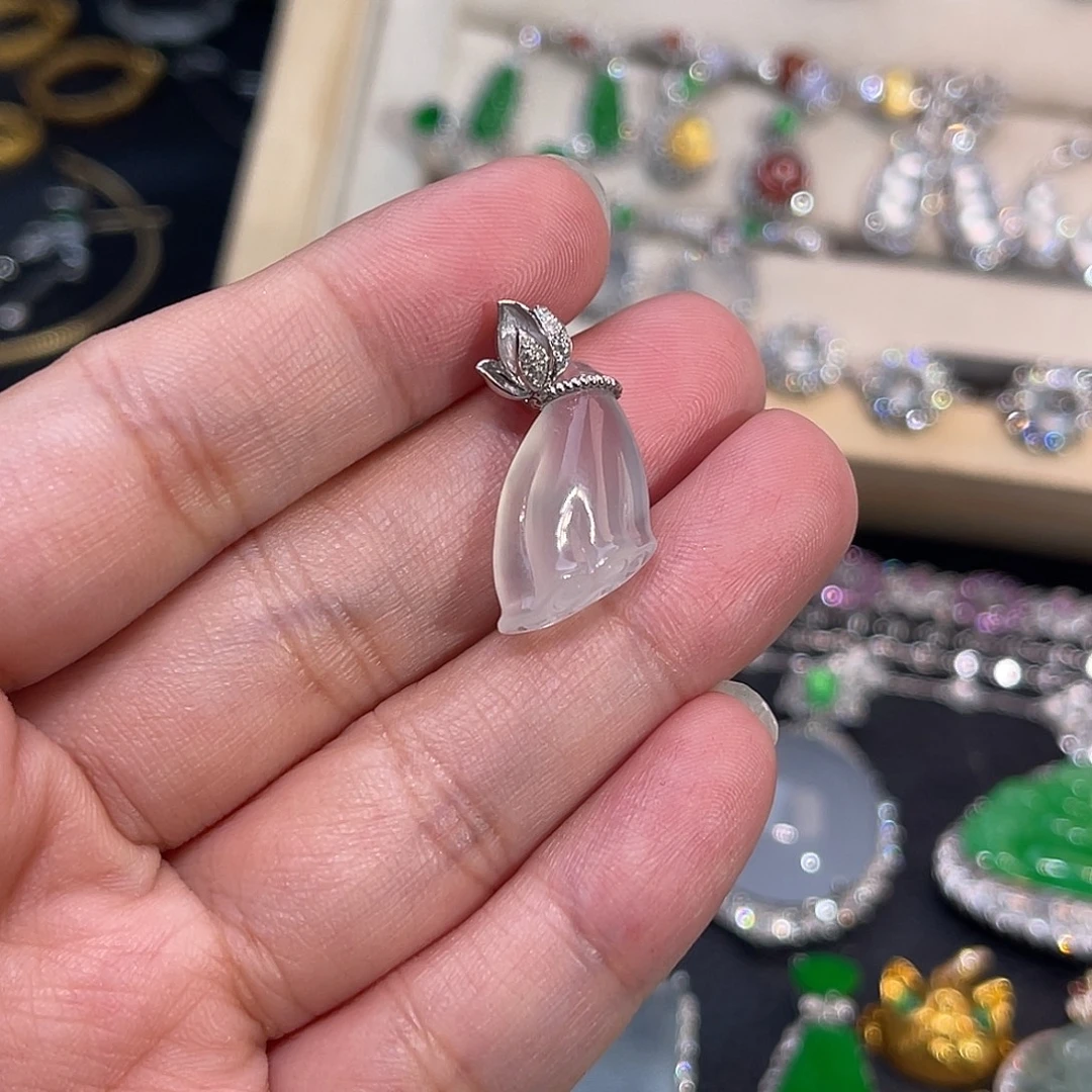 颈饰18K金镶嵌翡翠莲蓬头