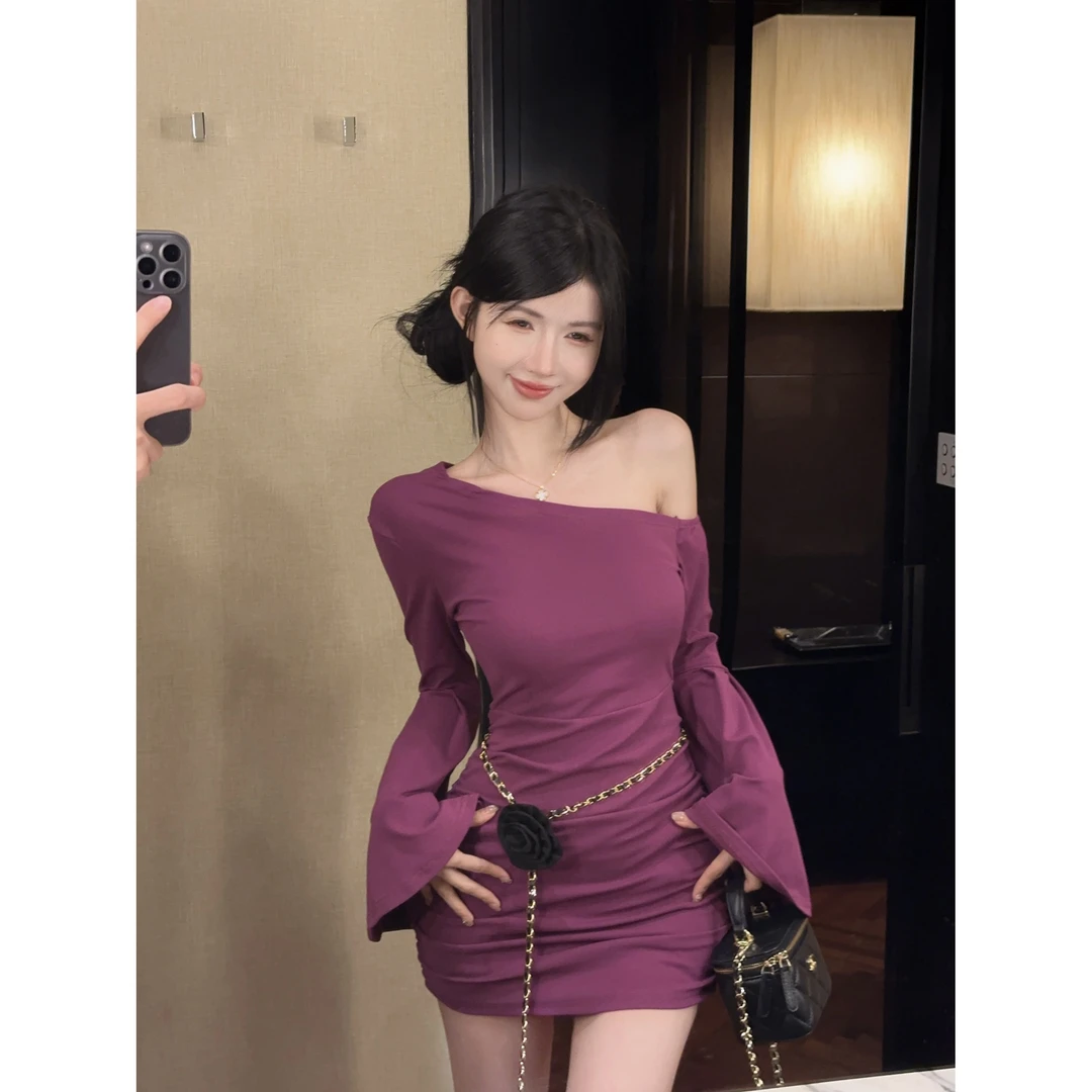 秋冬紫色气质喇叭袖褶皱连衣裙女纯欲辣妹斜肩修身收腰包臀短裙子