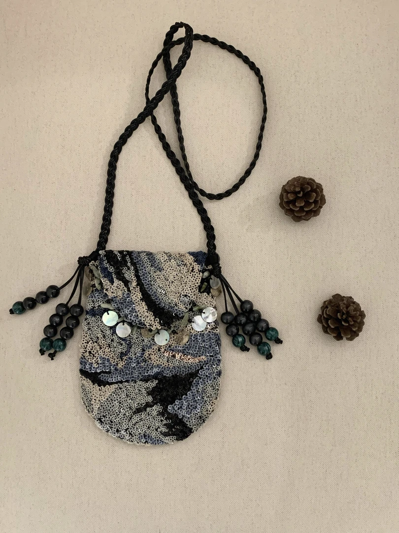 WEI YI FUN·烟花浮雕珠片垂珠斜挎小包