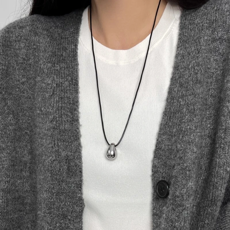铜皮质项链 水滴黑绳项链女2025新款爆款轻奢小众秋冬百搭毛衣链