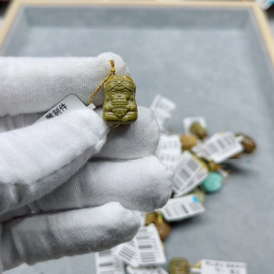 绿松石未镶嵌挂件