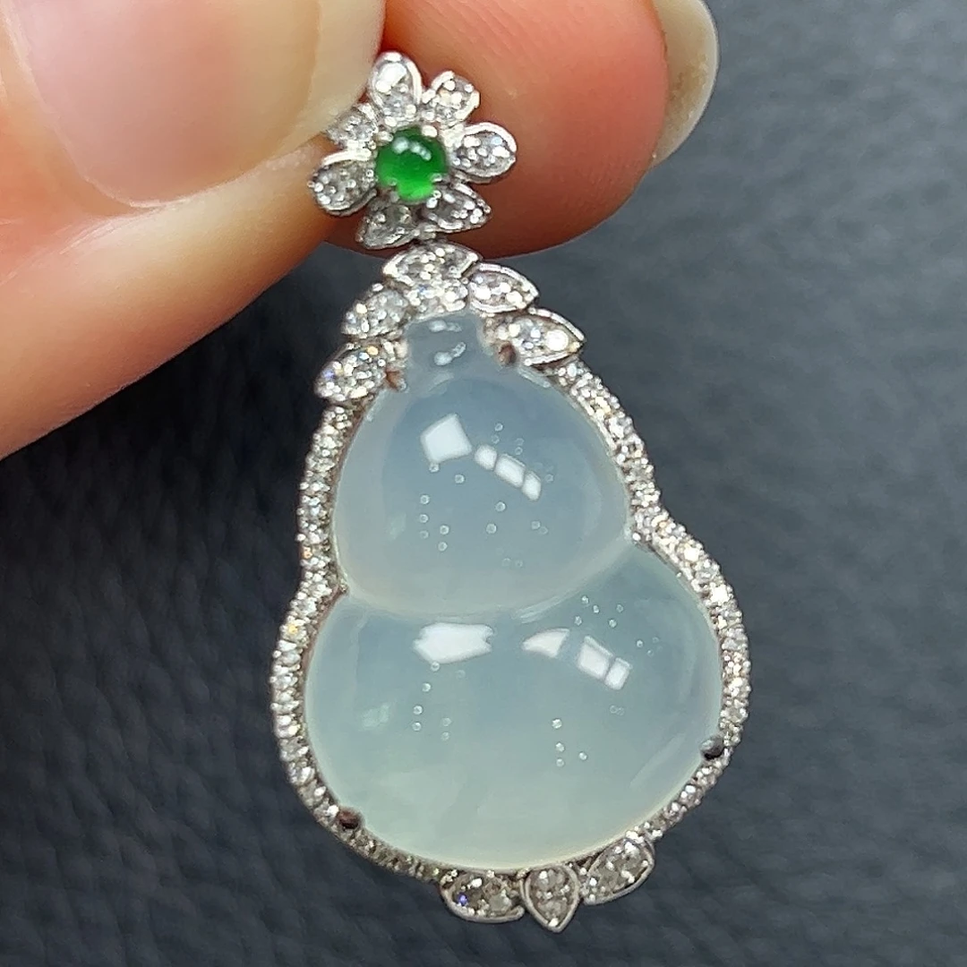 翡翠18K金镶嵌颈饰葫芦