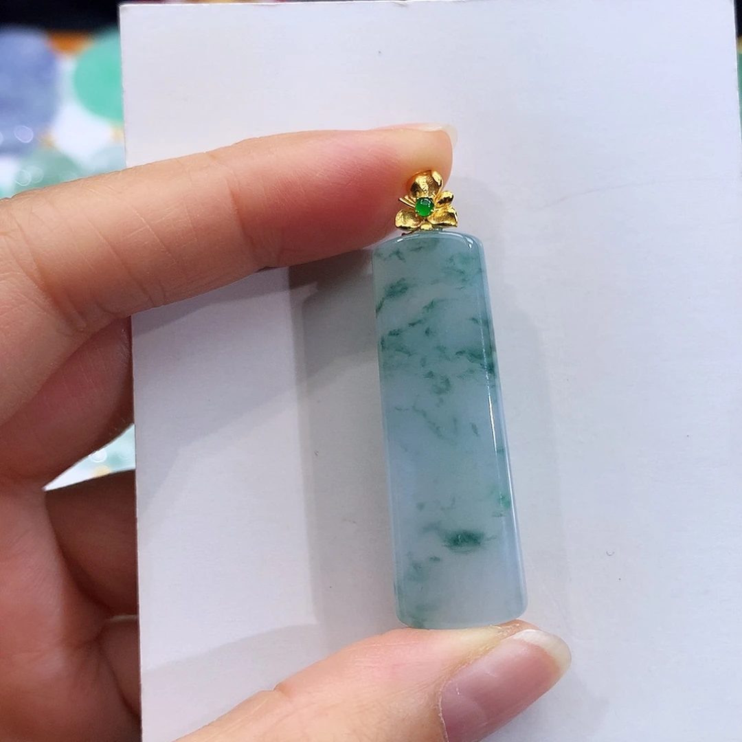 翡翠18K金镶嵌颈饰翡翠吊坠