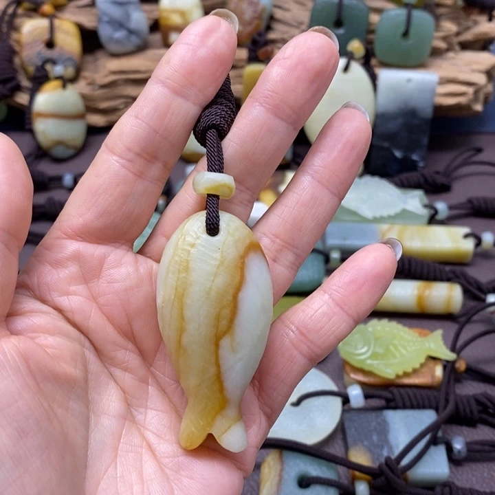 小***刀蛇纹石玉未镶嵌颈饰