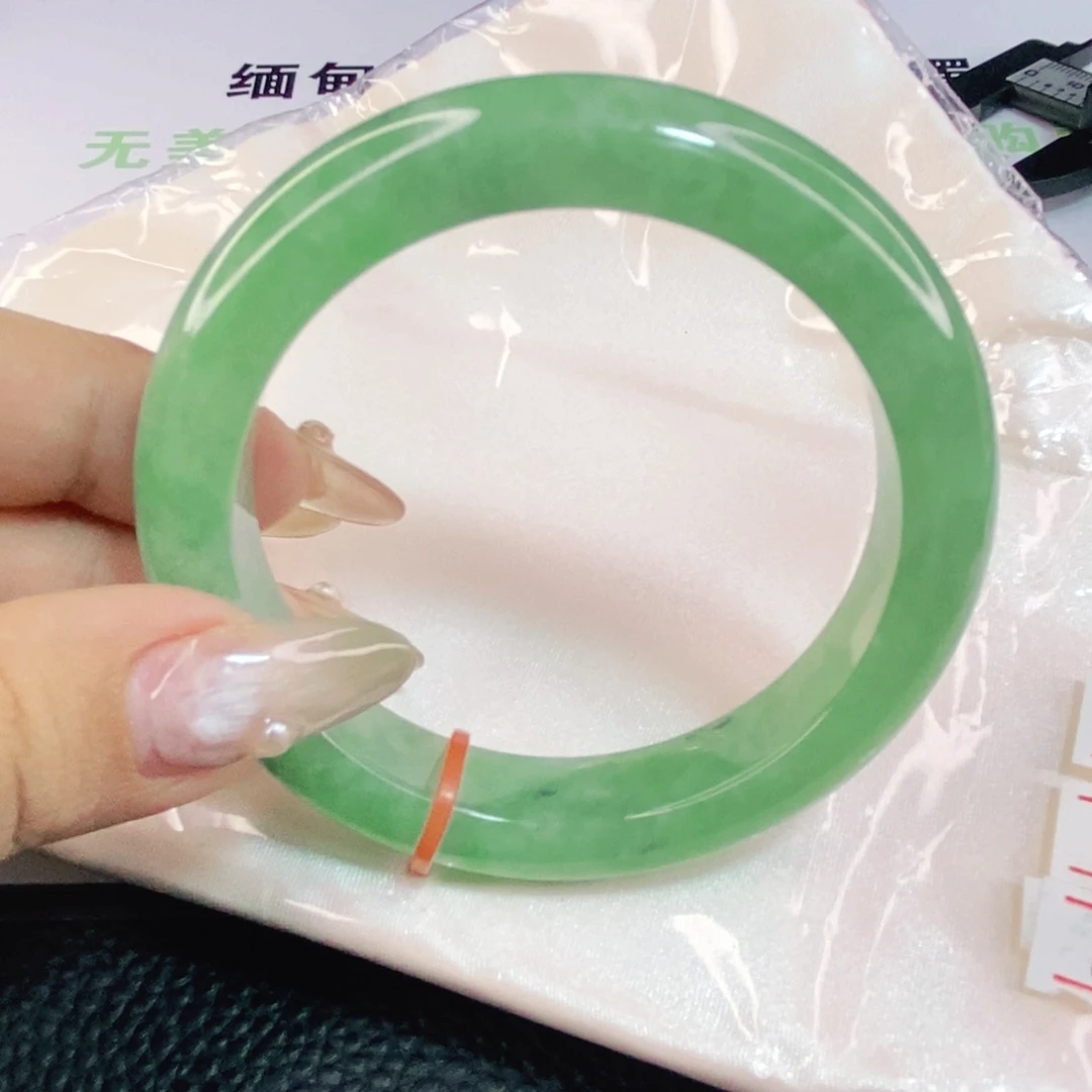 翡翠手镯未镶嵌55圈