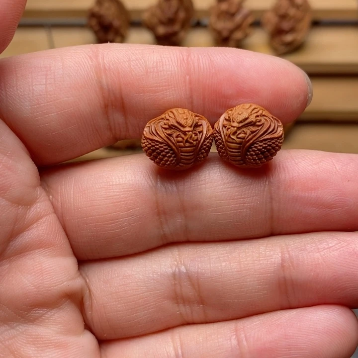烟**人桃核雕刻蛇王单颗