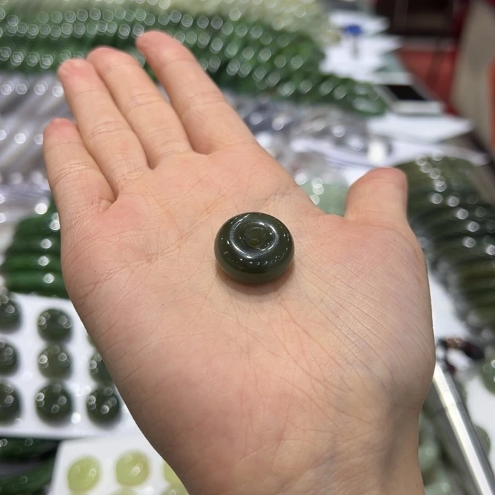 M***a和田玉未镶嵌颈饰和田玉手镯