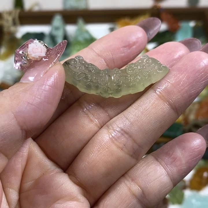 未镶嵌蛇纹石玉吊坠