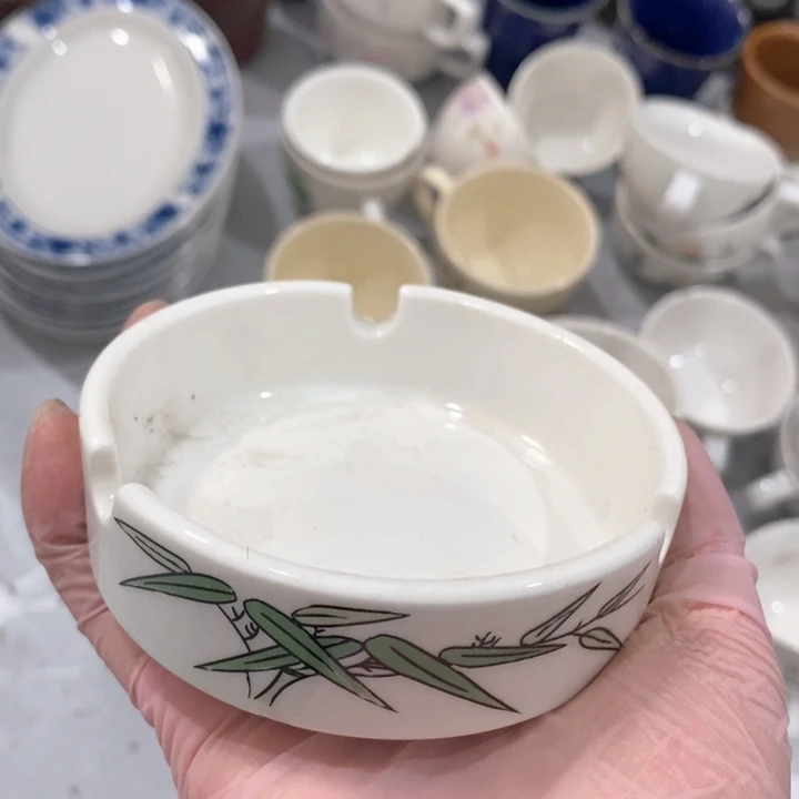 瓷片白玫牌烟灰缸