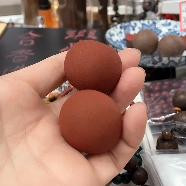 泥塑合香珠红麝手球一对两个装
