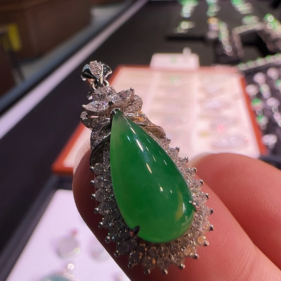 翡翠18K金镶嵌颈饰