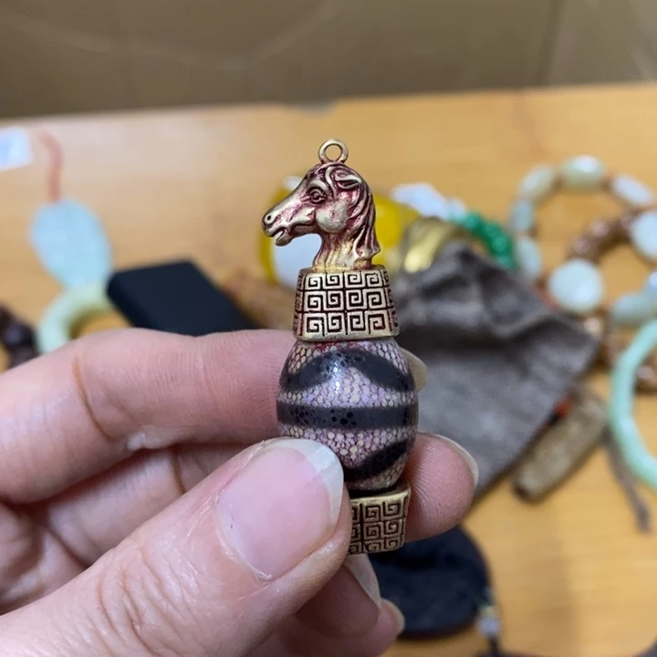 瓷片哈中工工艺品一件