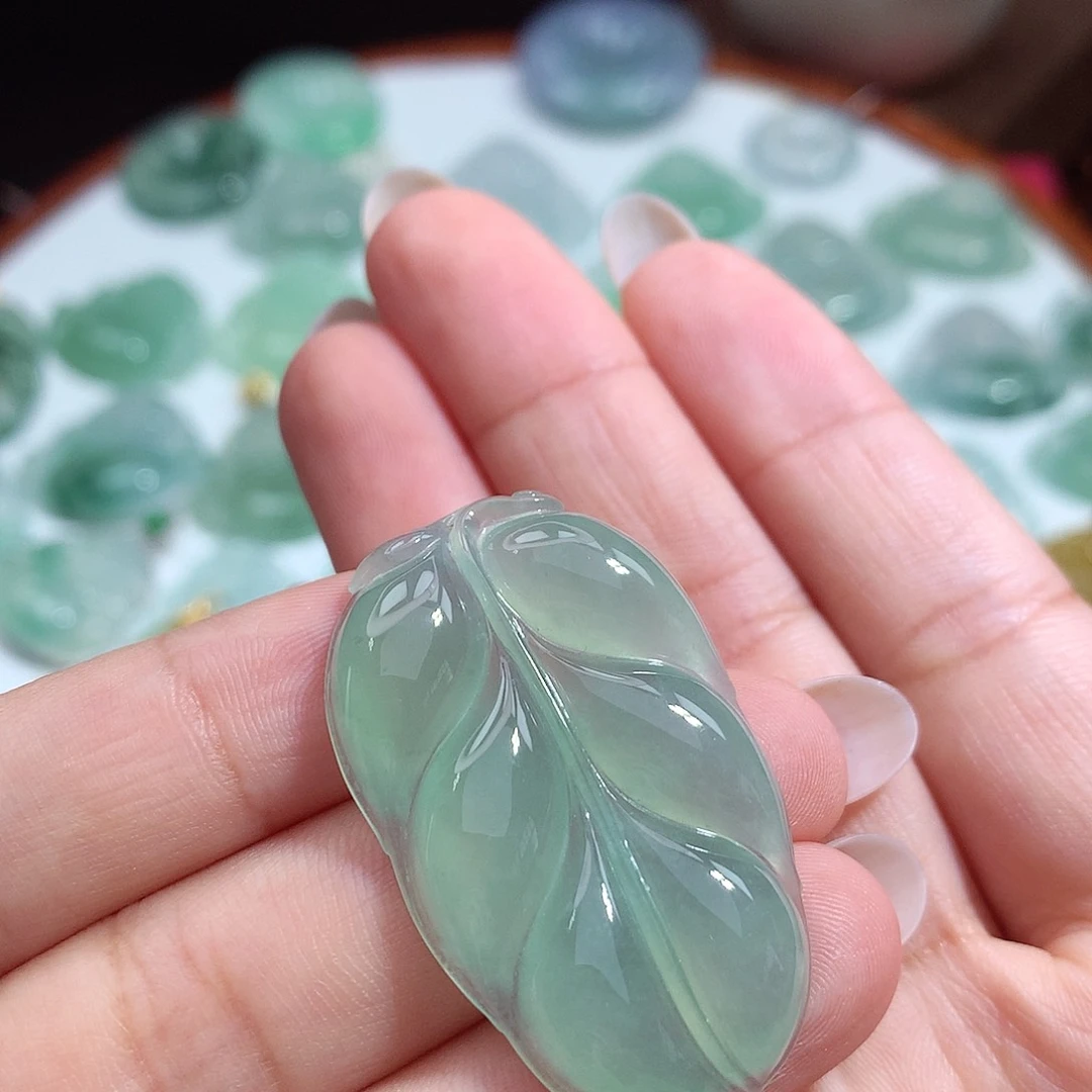 翡翠未镶嵌颈饰叶子