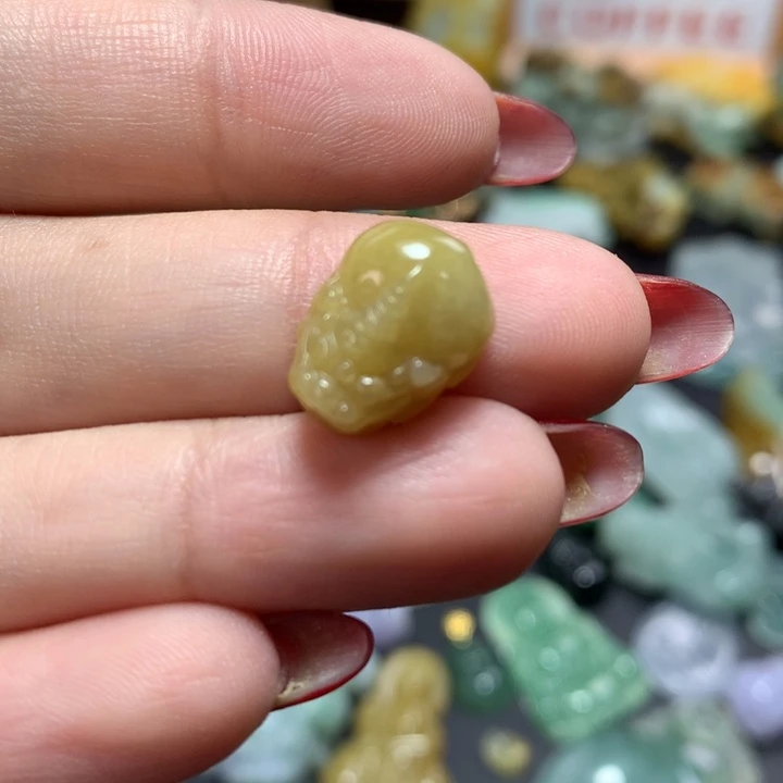 翡翠未镶嵌颈饰貔貅