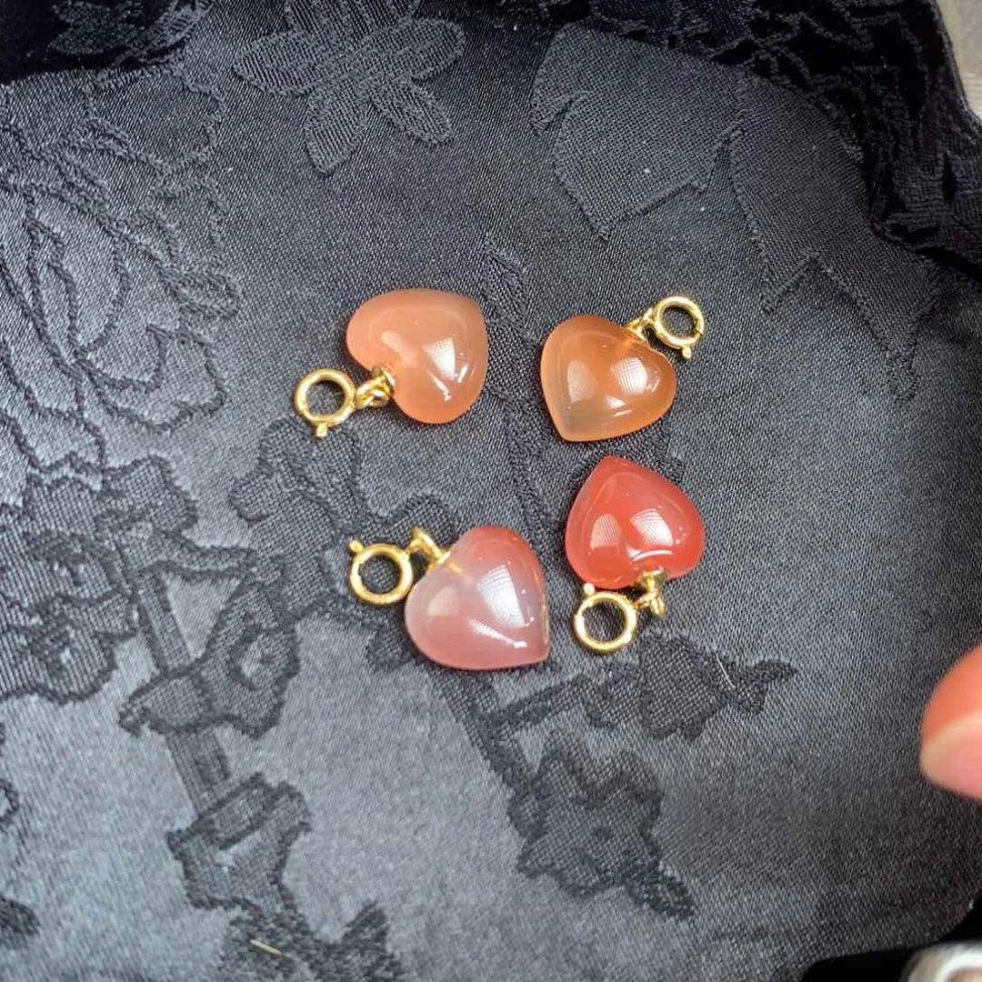 南红玛瑙原矿南红未镶嵌爱心滴溜多样性发一件