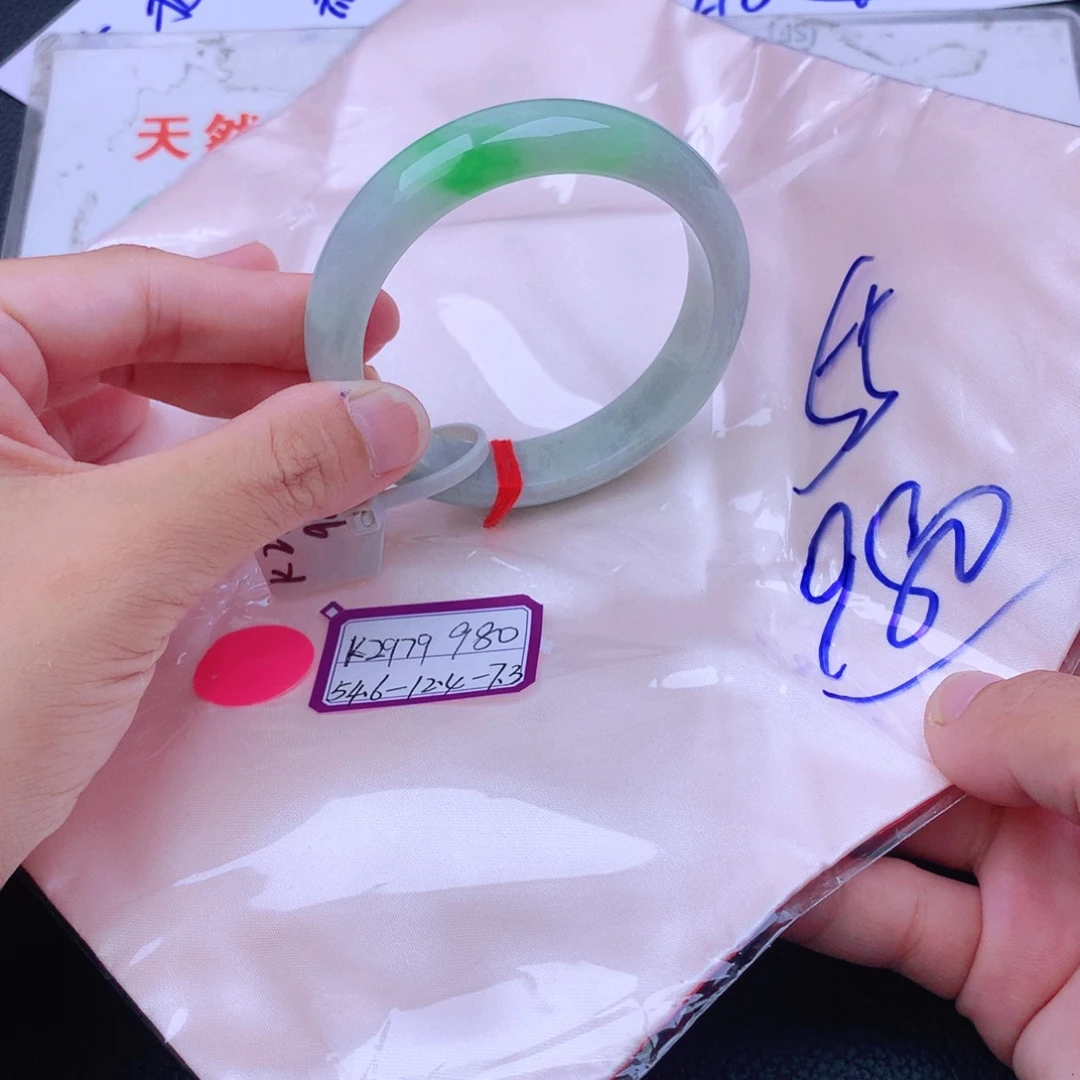 翡翠手镯未镶嵌翡翠