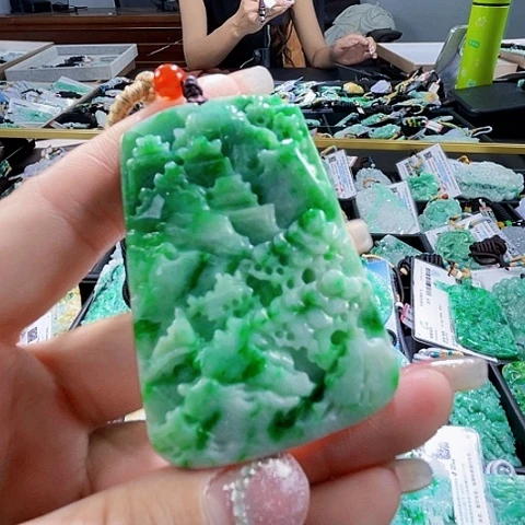 翡翠未镶嵌颈饰一个