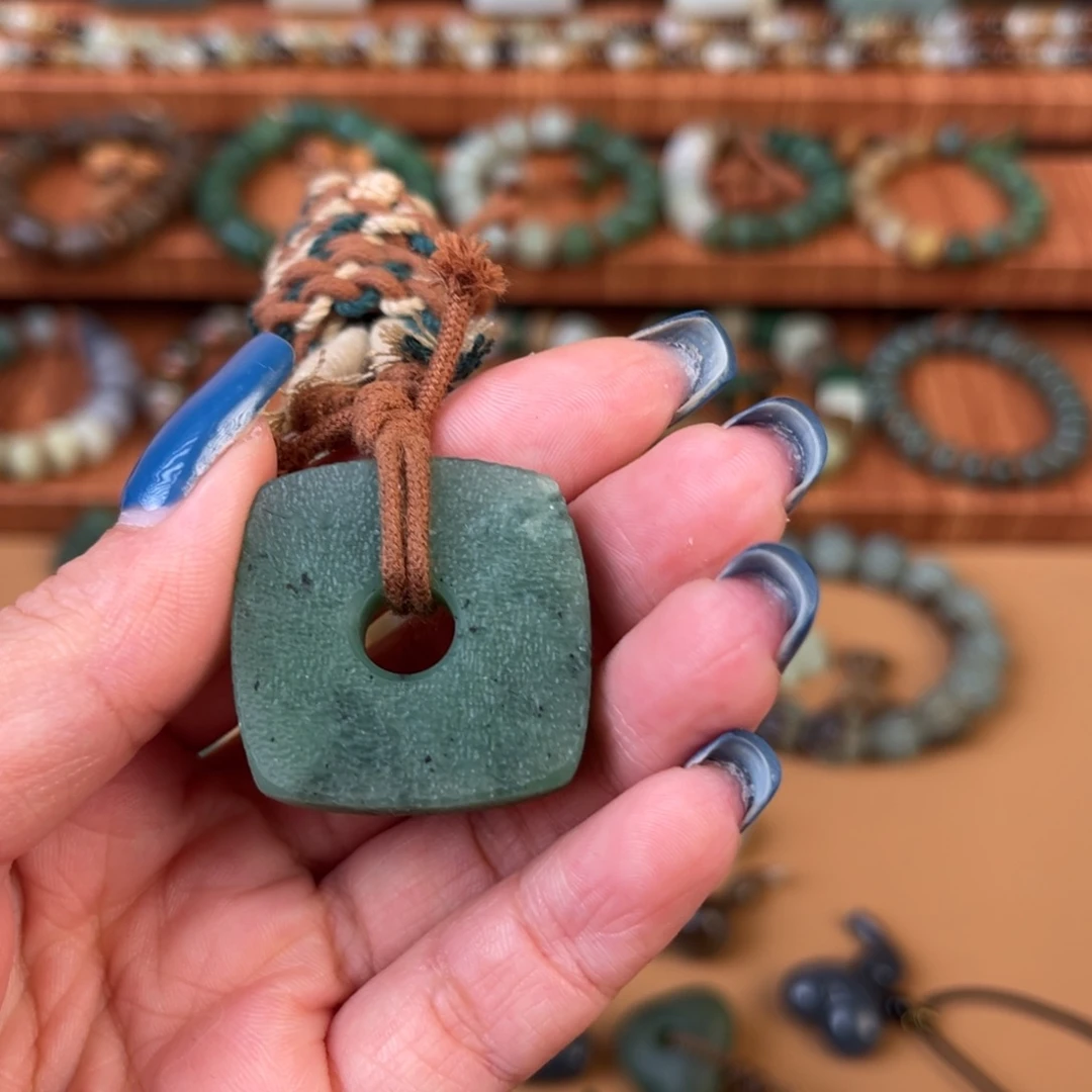 颈饰未镶嵌和田玉（糖玉）