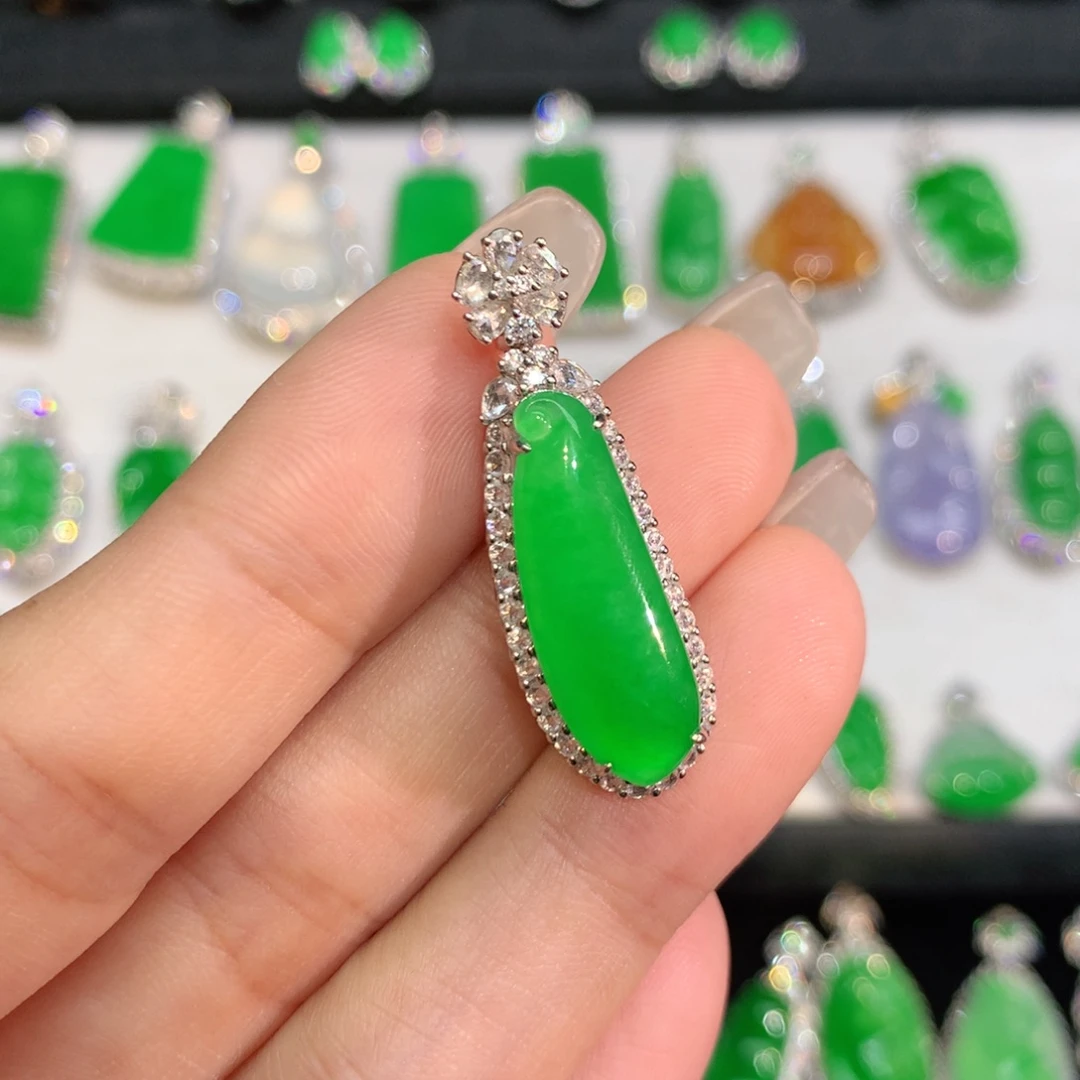 蓝***酱翡翠18K金镶嵌颈饰