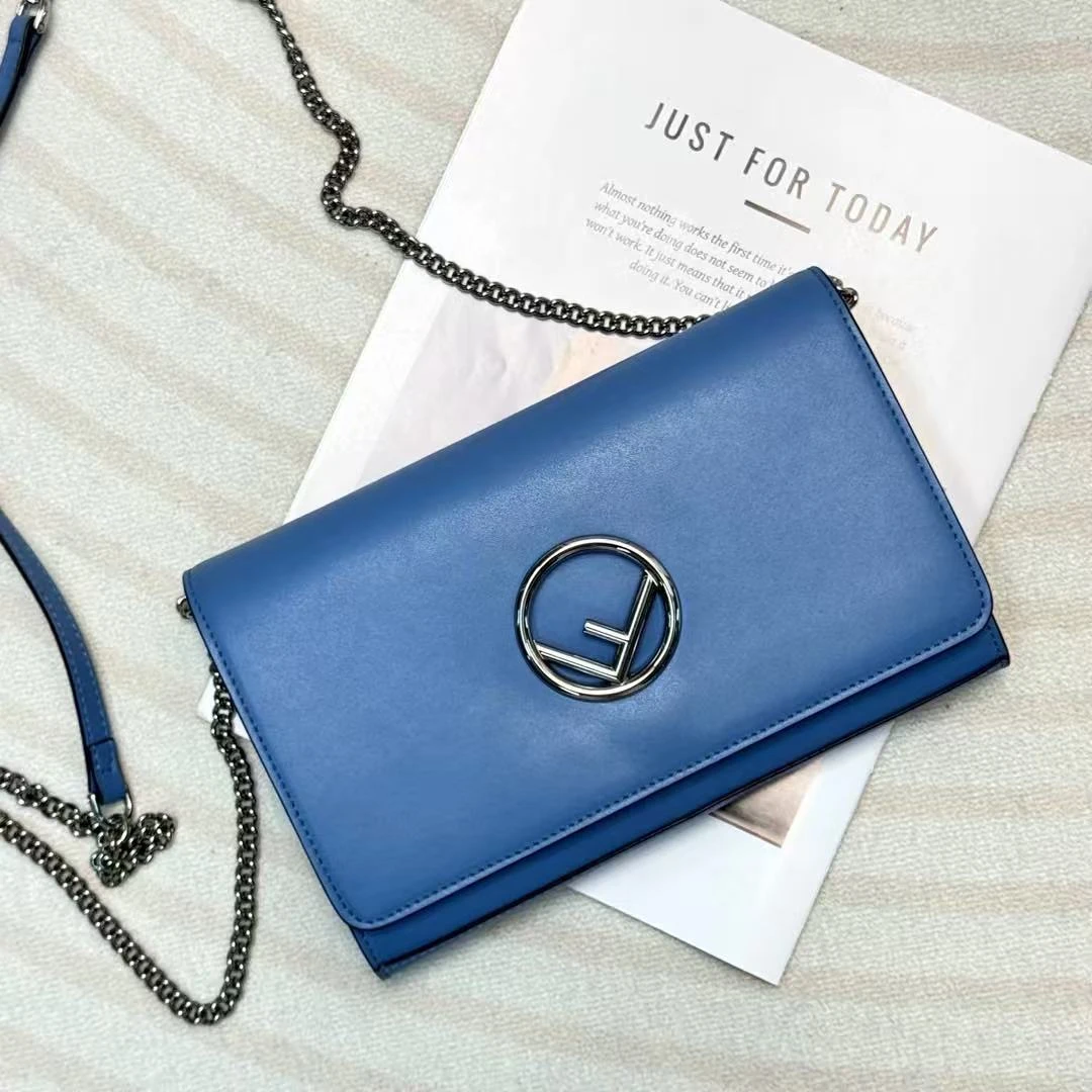 95新 FENDI/芬迪 Fendi 蓝银 牛皮 F logo 链条斜挎包/658148591