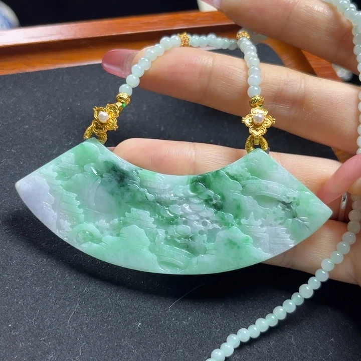 翡翠未镶嵌颈饰山水弯弯