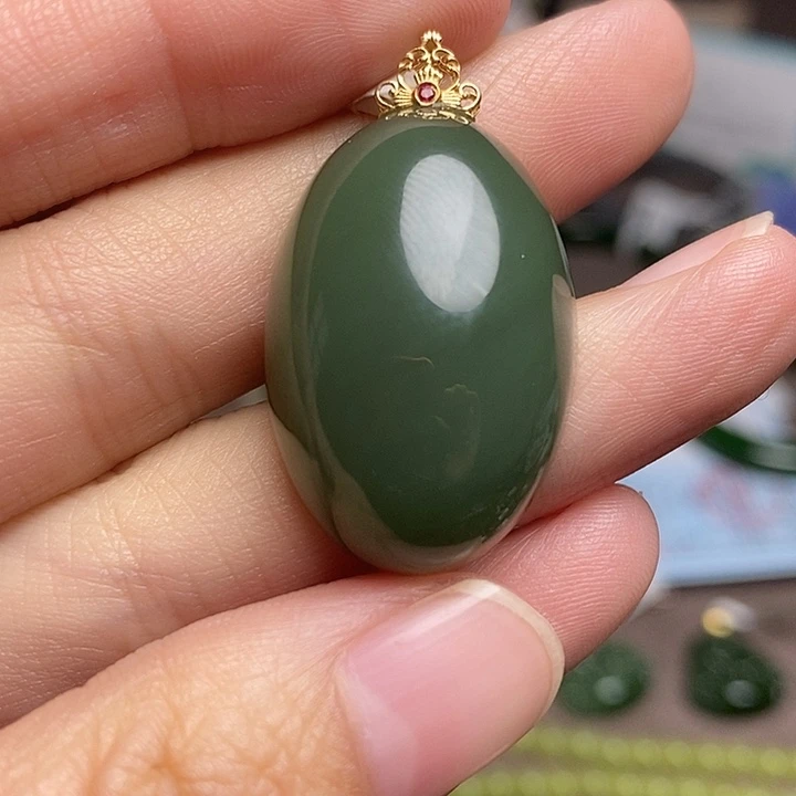 颈饰18K金镶嵌和田玉