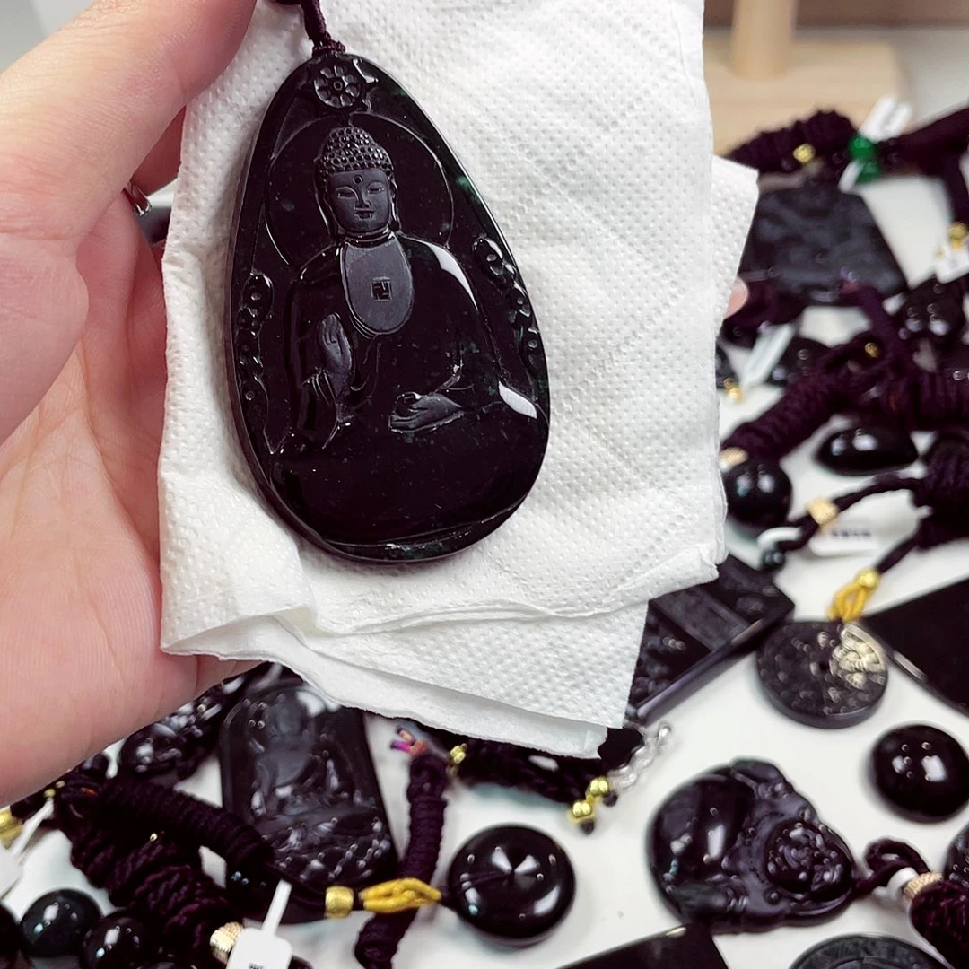 林***n颈饰未镶嵌翡翠挂件