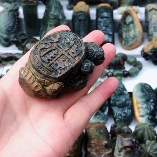 未镶嵌岫岩河磨玉（透闪石质玉）把件