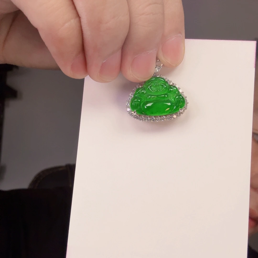 翡翠未镶嵌颈饰一件