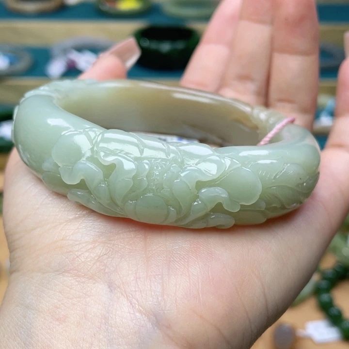 和田玉手镯60+圈口。编号40未镶嵌