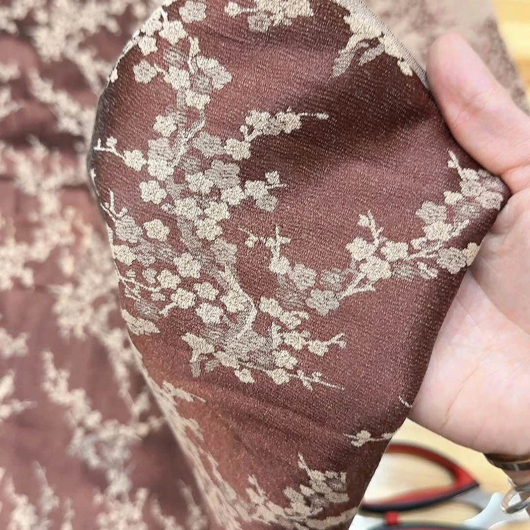 织绣梅花深咖色提花面料 两米
