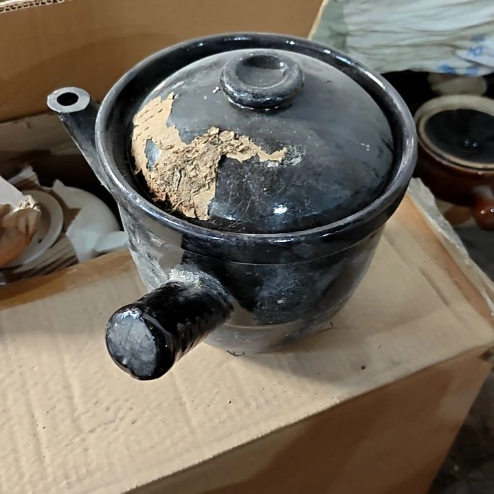 盘子碗茶壶啥都有